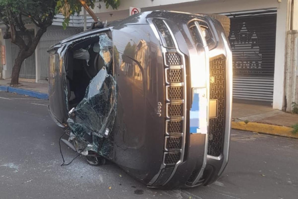 Jeep Commander capotou após ser atingido por um Fox em cruzamento sinalizado no centro de Birigui
