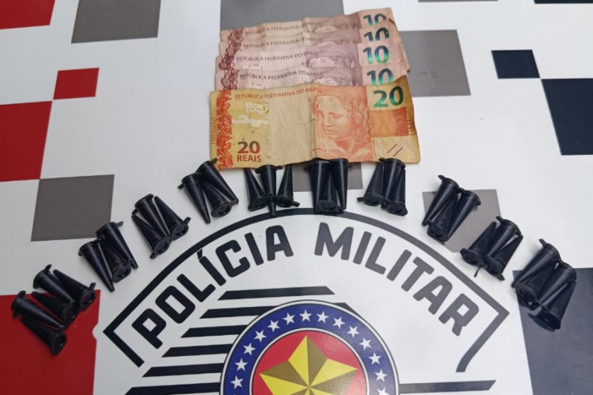 Dinheiro e entorpecentes apreendidos pela Polícia Militar durante a ação: material foi encontrado dentro de um imóvel abandonado no Água Branca