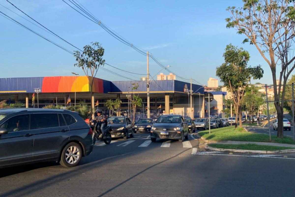 Segundo os moradores, em todos os acessos da rotatória formam-se longas filas de carros, o que causa lentidão e dificulta a passagem de pedestres