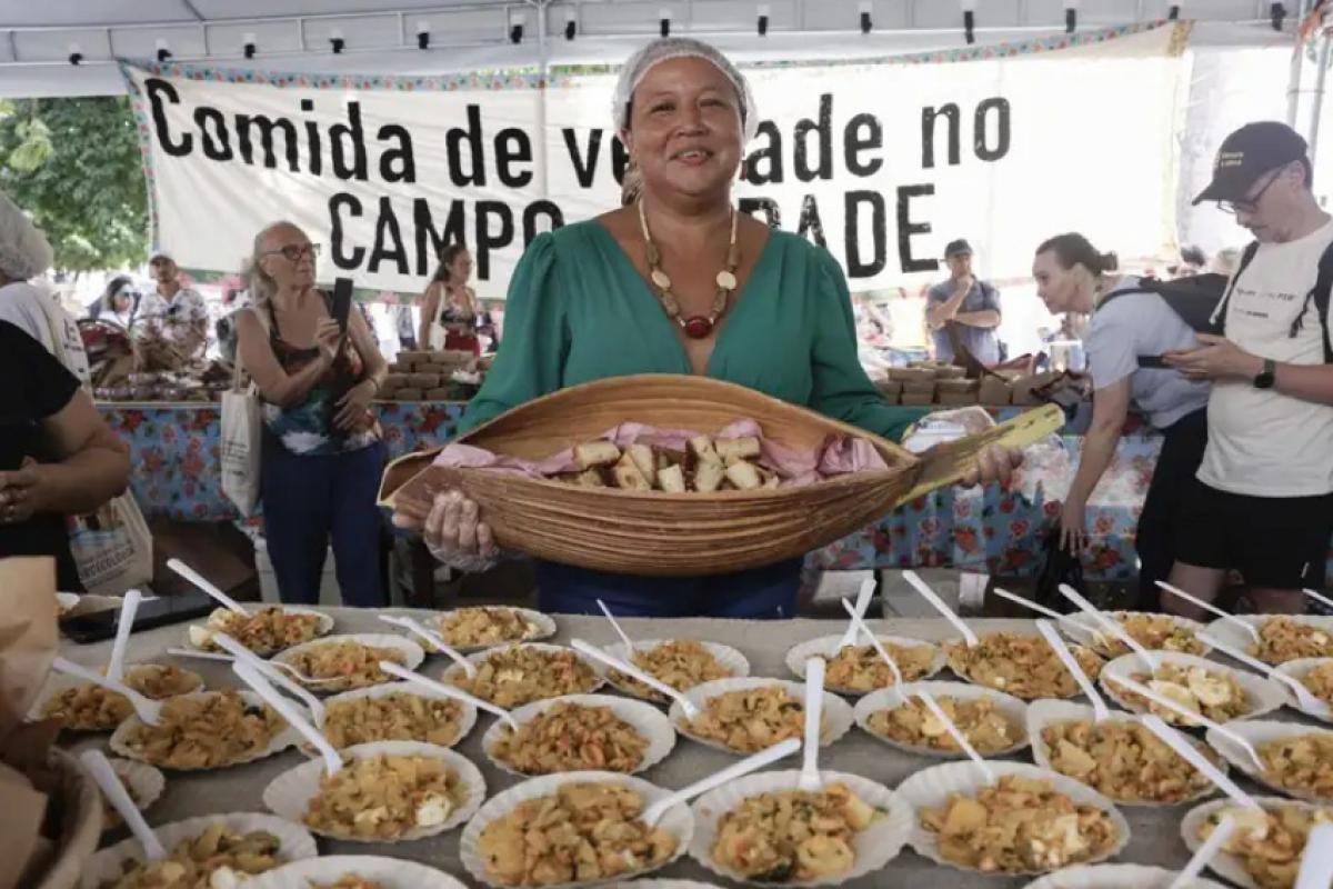 'Banquetaço' no encerramento da Cúpula dos Povos