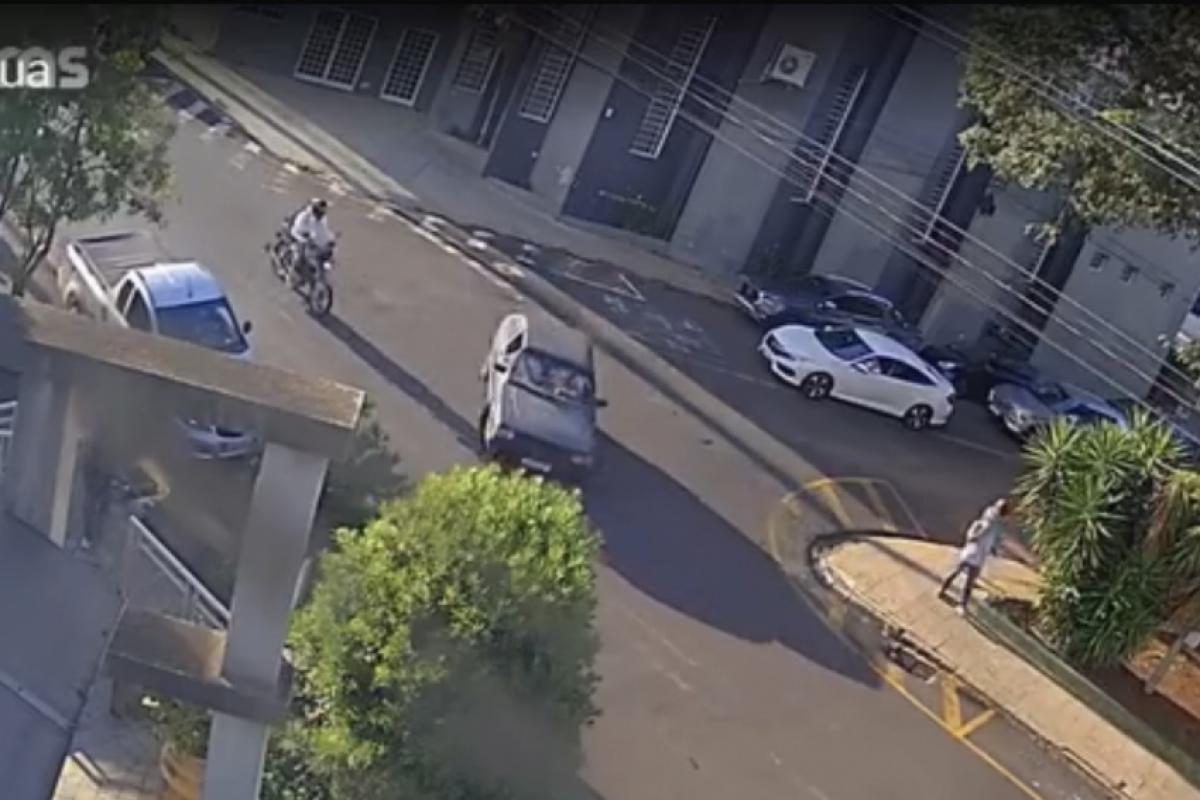 Carro avança a sinalização e é atingido por motociclista 