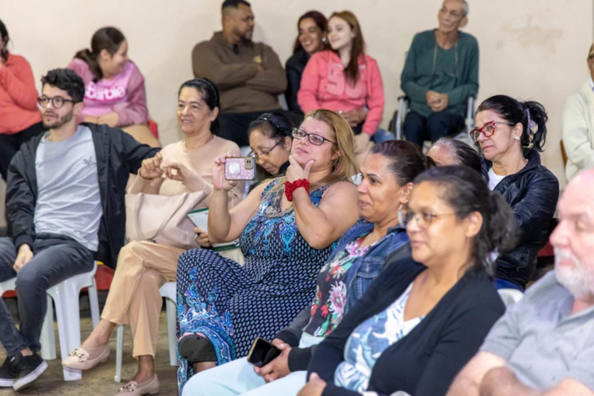 Moradores puderam tirar dúvidas com a equipe da prefeitura