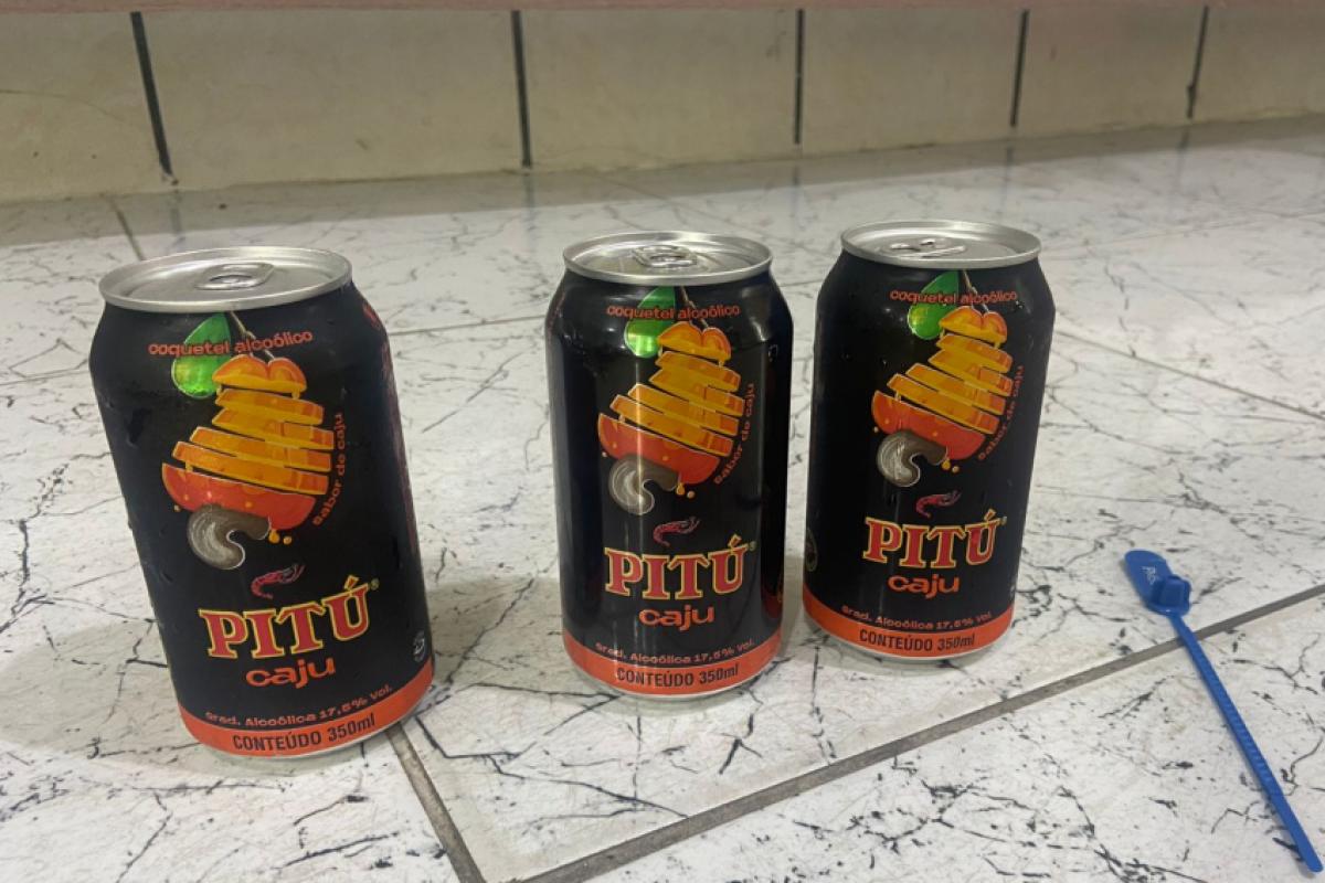 Latas que foram apreendidas na operação