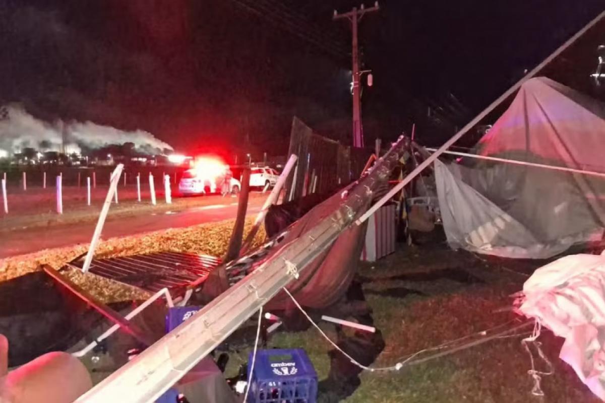 Local após o temporal que derrubou a estrutura metálica durante o evento Medland