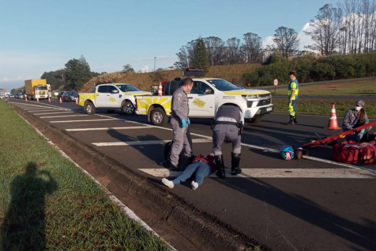 Uma pista de rolamento e o acostamento ficaram fechados, para o trabalho de socorro e liberação da via. 