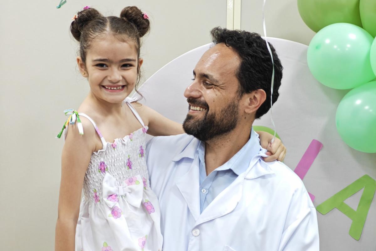 Paolla Oliveira completou oito anos e o médico que a acompanha, Emmanuel Machado de Oliveira, se emocionou