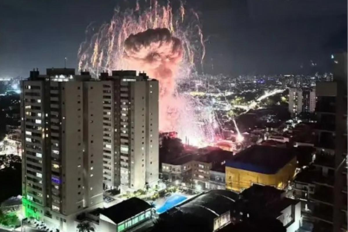 Segundo os bombeiros, há muita fumaça e pequenas explosões no local. Veículos foram atingidos por estilhaços