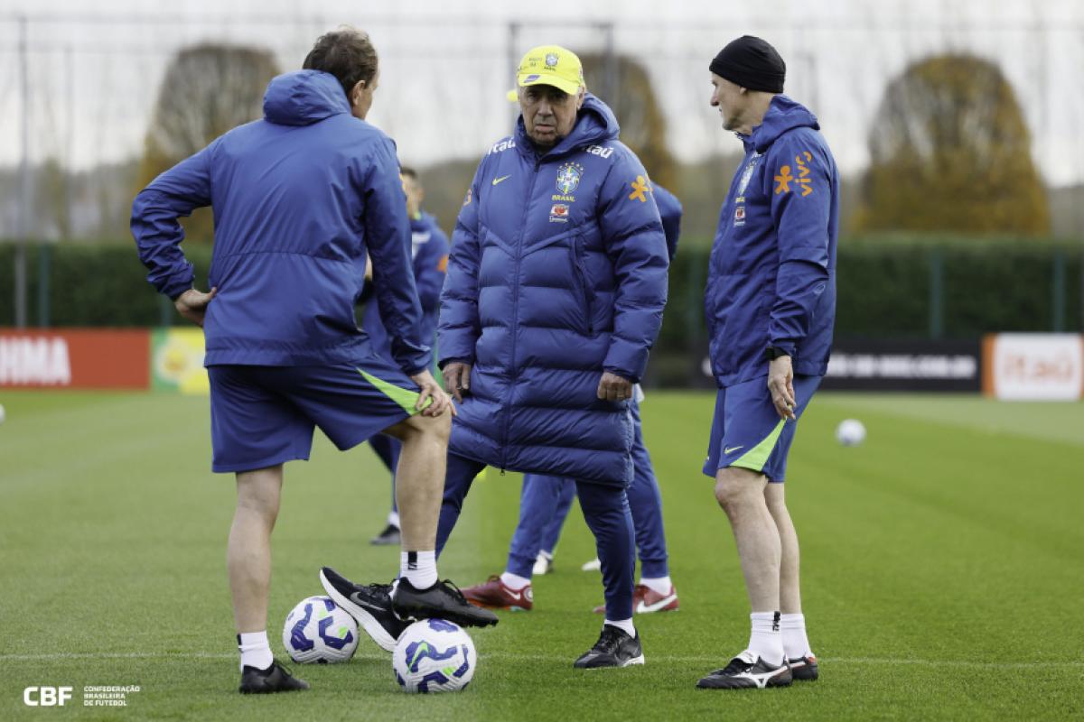 O técnico Carlo Ancelotti no treino da seleção, em Londres