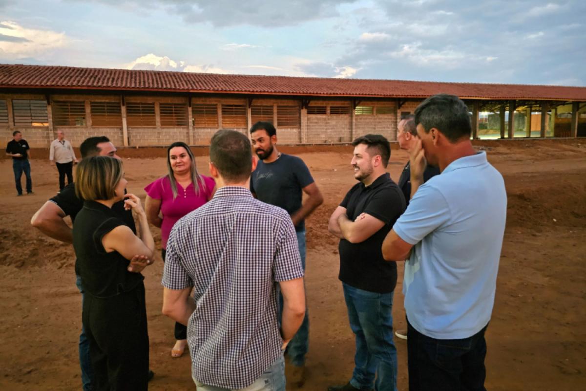 Deputada, prefeito, vice e vereadores de Restinga durante visita à escola na última sexta-feira