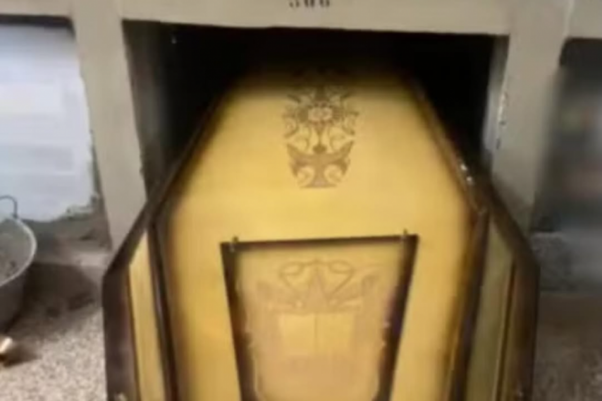 A funerária contratada garantiu à família que o cemitério tinha estrutura para acomodar caixões maiores.