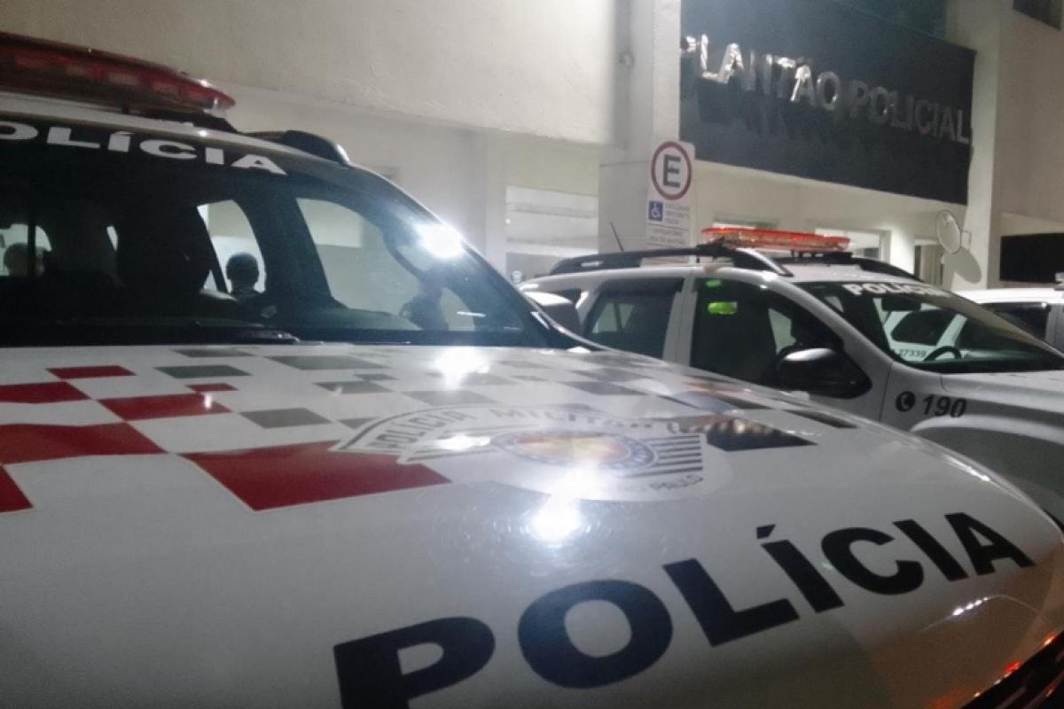 Os PMs o prenderam próximo à residência do casal, onde ocorreu o crime