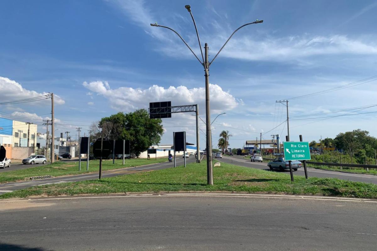 Nos horários de entrada e saída do trabalho, longas filas se formam nos dois sentidos das vias, o que tem gerado lentidão