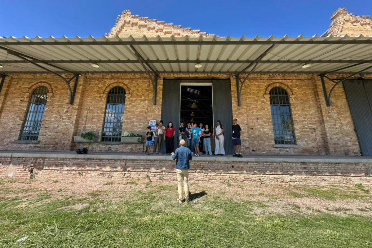 Durante o passeio, as mães e crianças percorreram espaços simbólicos de Jundiaí, guiadas por agentes culturais e artistas locais 
