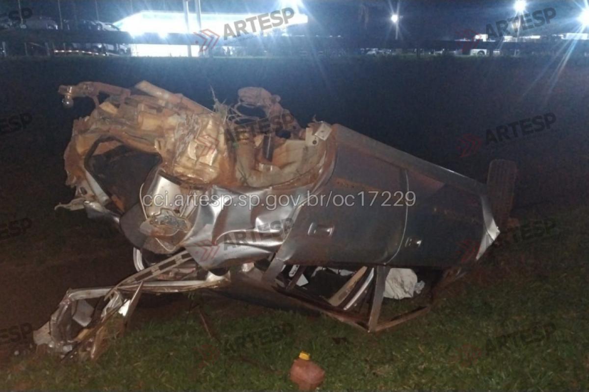 Carro ficou destruído após o acidente; vítima não resistiu 