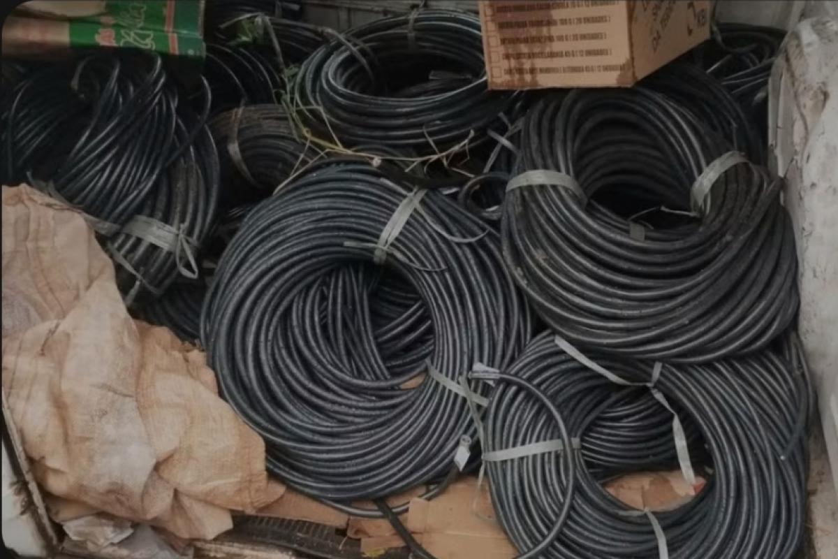 Suspeito, de 33 anos, não obedeceu à ordem de parada e tentou fugir da Guarda Municipal; veículo transportava carga avaliada em R$ 50 mil.