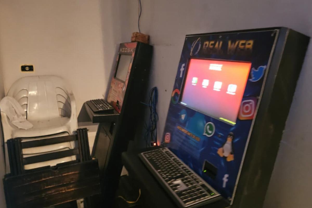 Estabelecimento foi fechado após a localização de máquinas caça-níqueis