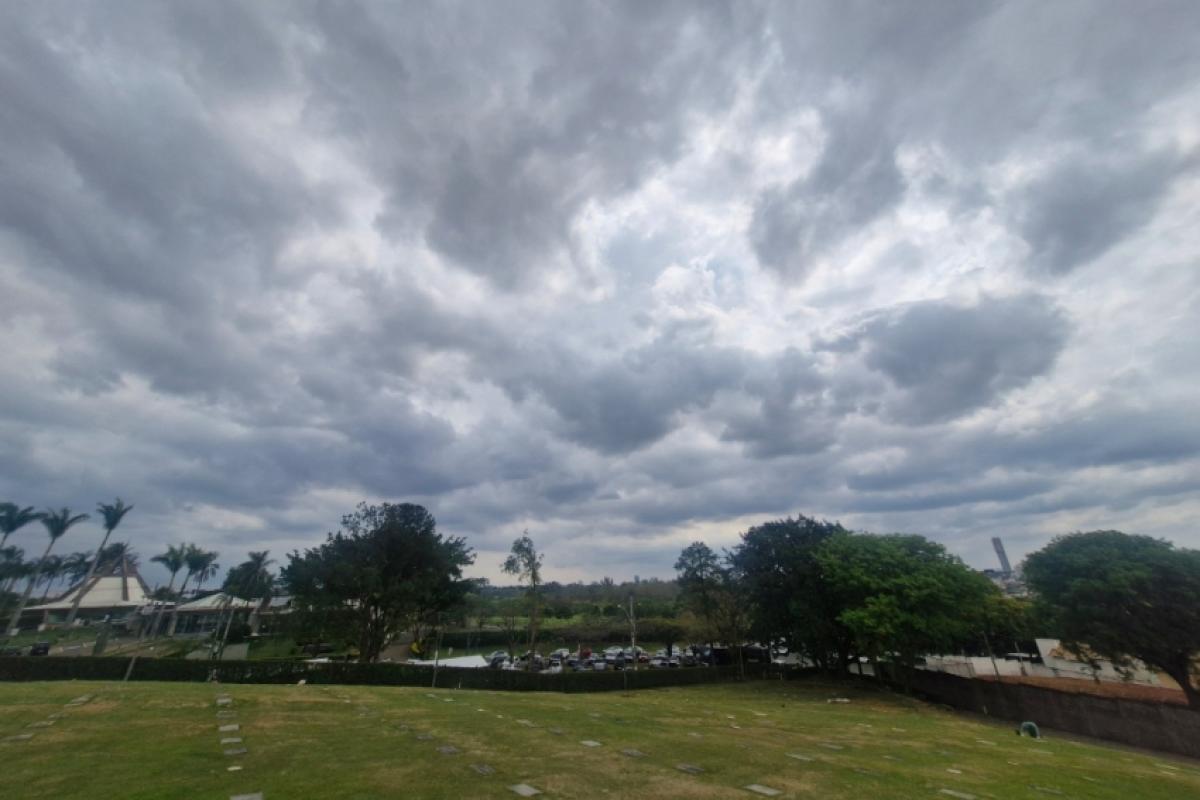 De acordo com a previsão do tempo, terça (4) e quarta-feira (5) terão Sol entre nuvens, mas é a partir da tarde que o tempo vira de forma preocupante.