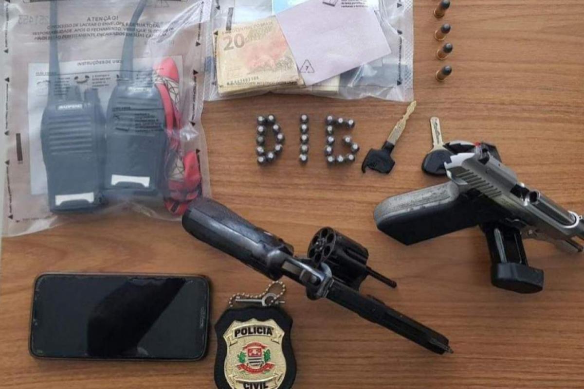 Armas usadas no crime e rádios comunicadores apreendidos pela Polícia Civil durante a investigação