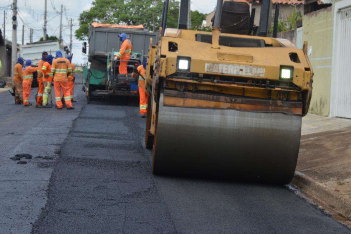 Vias sendo recapeadas pelo programa Asfalto Novo, em Franca