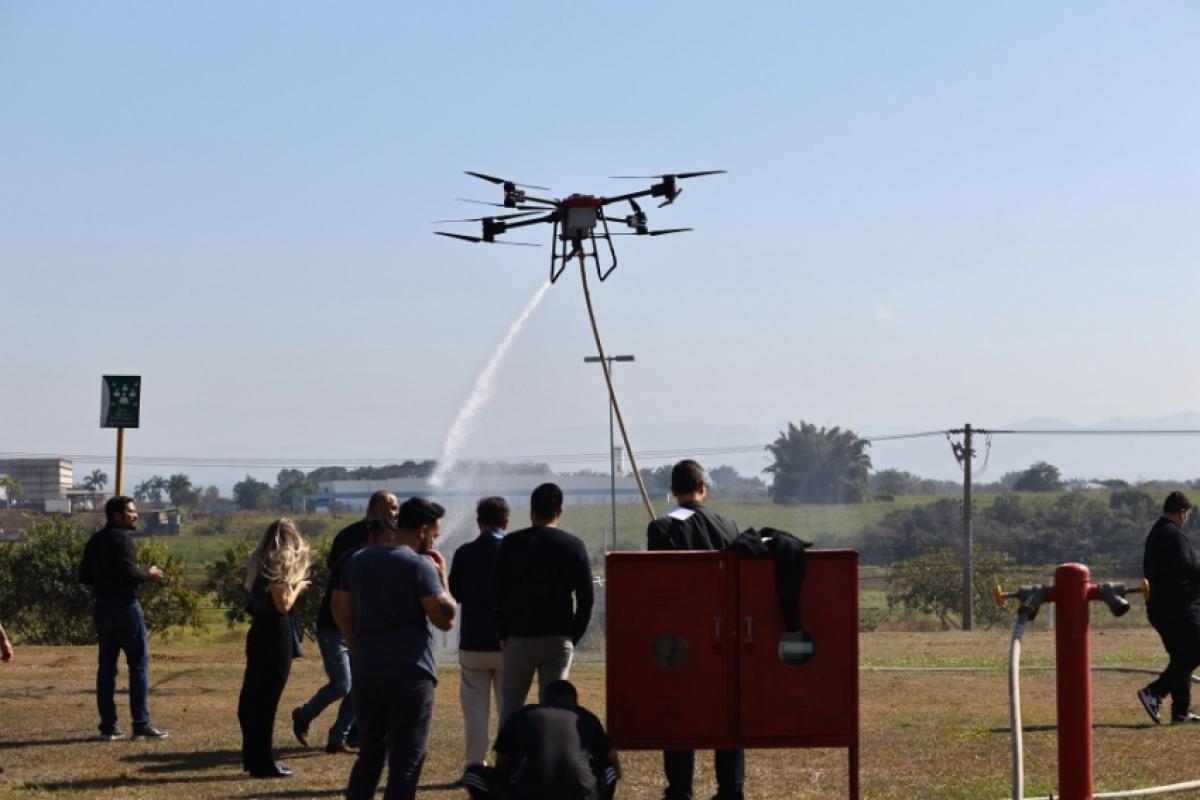 Drone desenvolvido pela empresa UAVI atua no combate a incêndios 