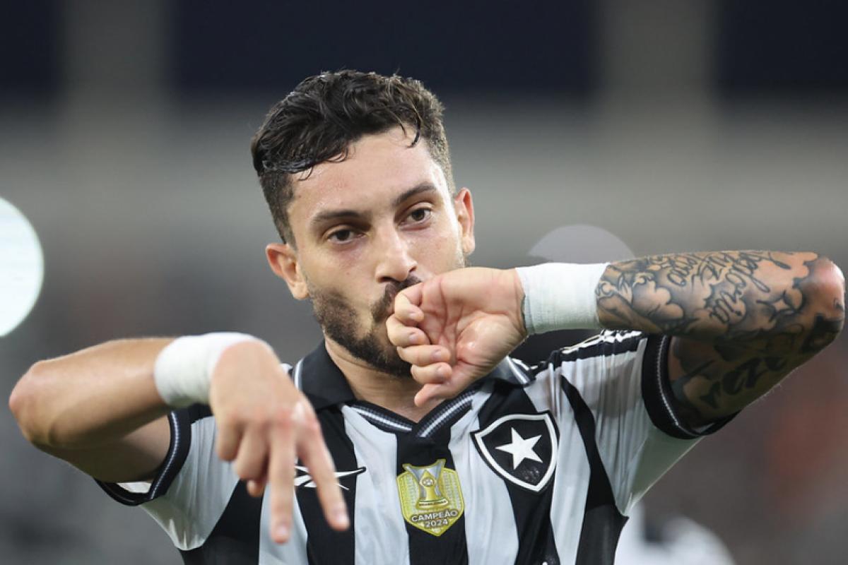 Alex Telles (foto), Artur e David Ricardo marcaram os gols do Botafogo