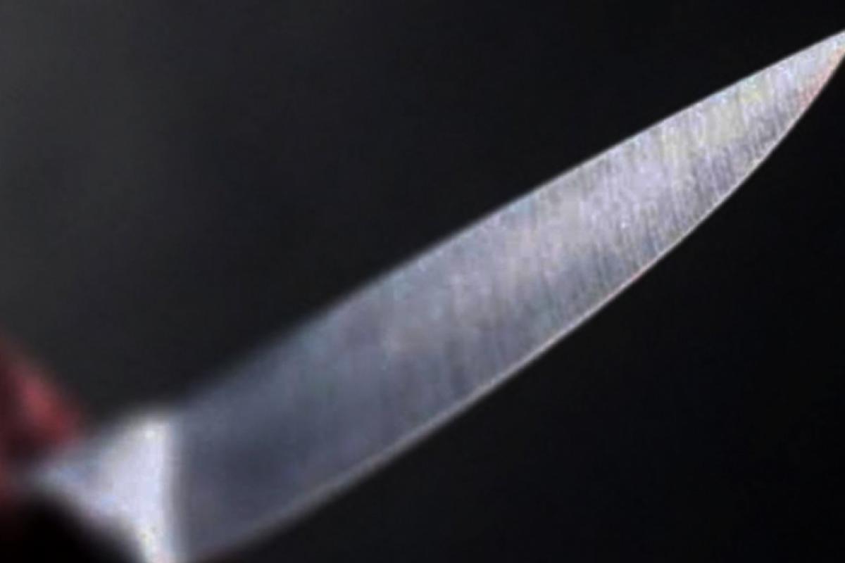 Ao ver a polícia, o homem jogou a faca e se entregou. 