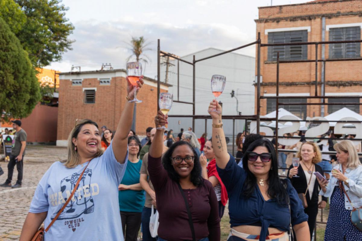 No sábado (15) e domingo (16), às 17h30, o evento promove o imperdível e tradicional Brinde ao Pôr do Sol