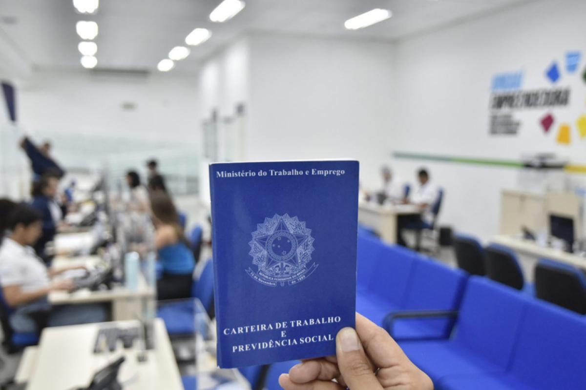 Entre as vagas disponíveis, há colocações para diferentes níveis e áreas, como subgerente, auxiliar de cozinha, estoquista, entre outras