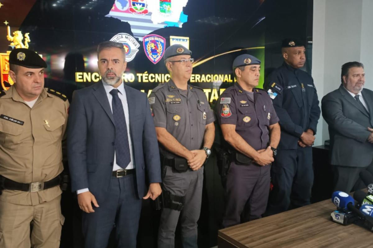 Membros da PM, Polícia Civil e Ministério Público na reunião em São José