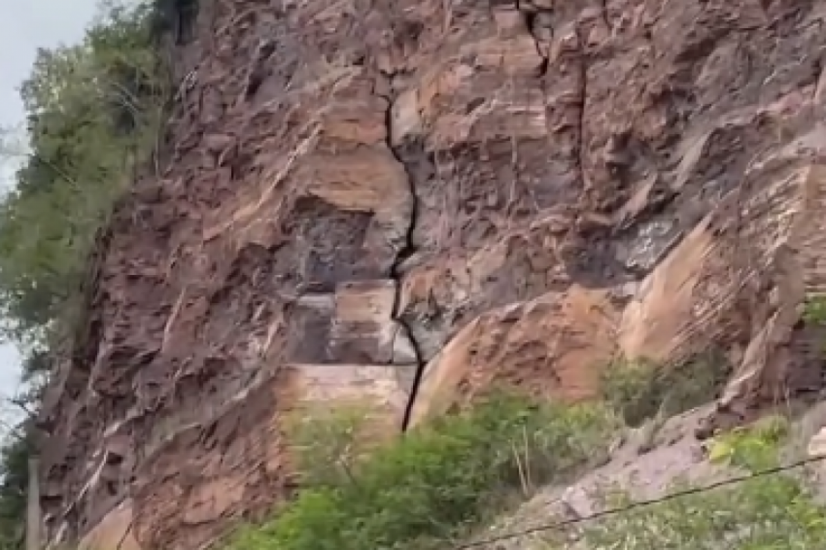 A formação da fenda tem gerado preocupação entre moradores e motoristas que circulam pela região