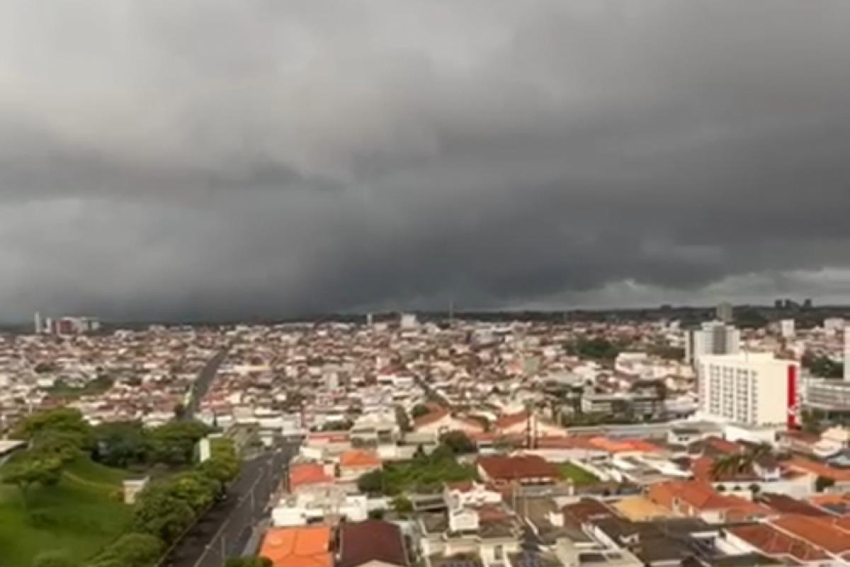 Nuvens negras sobre a região sul de Franca, na tarde deste domingo