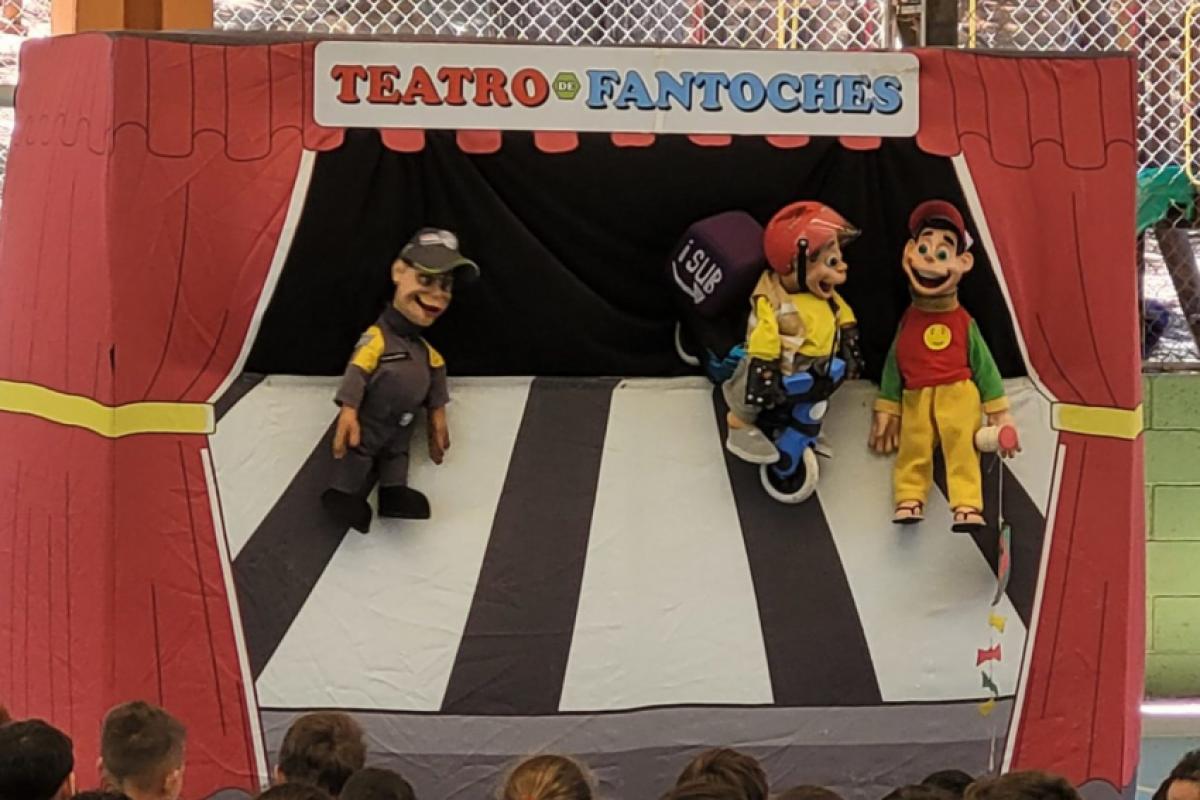 Teatro de fantoches passa aos alunos, de forma lúdica, dicas sobre respeito às leis de trânsito e à sinalização