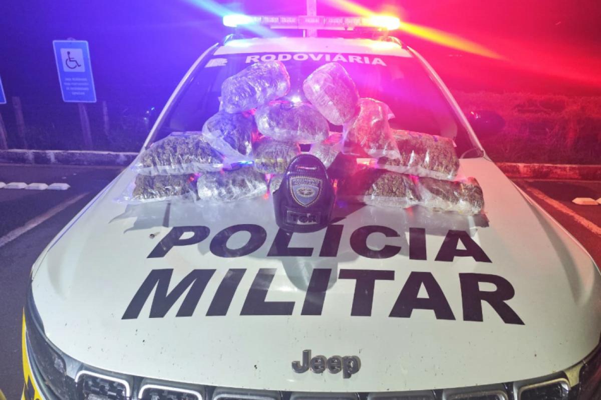 Droga estava em bagagem de passageira de ônibus abordado durante operação; mulher foi presa em flagrante por tráfico