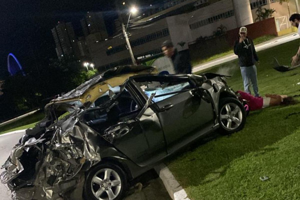 Carro acabou capotando na via 