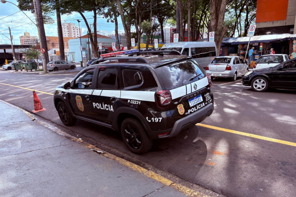 Viatura da Polícia Civil em frente à Santa Casa de Franca no atendimento da ocorrência, nesta quarta-feira