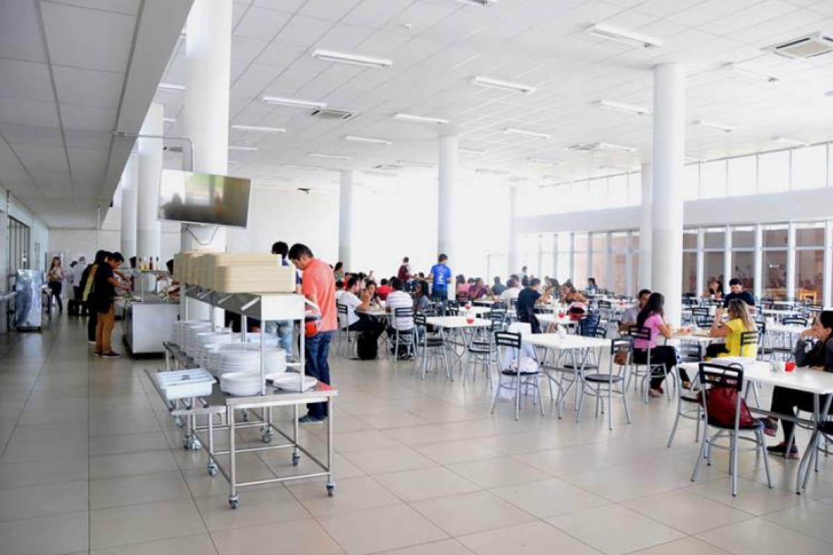 Em um grupo de Whatsapp, os alunos trocaram informações sobre o mal-estar coletivo após o almoço no restaurante universitário.
