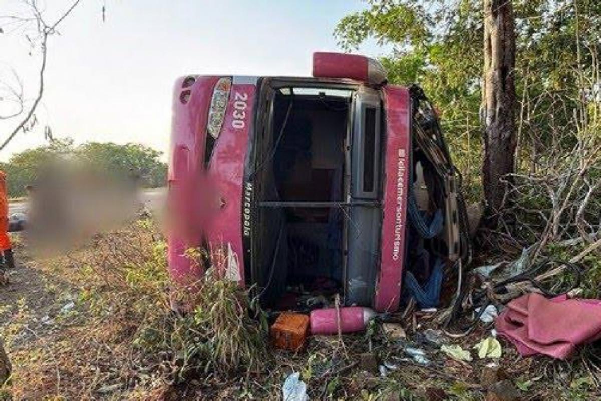  duas pessoas ficaram gravemente feridas e outras oito sofreram lesões leves. 