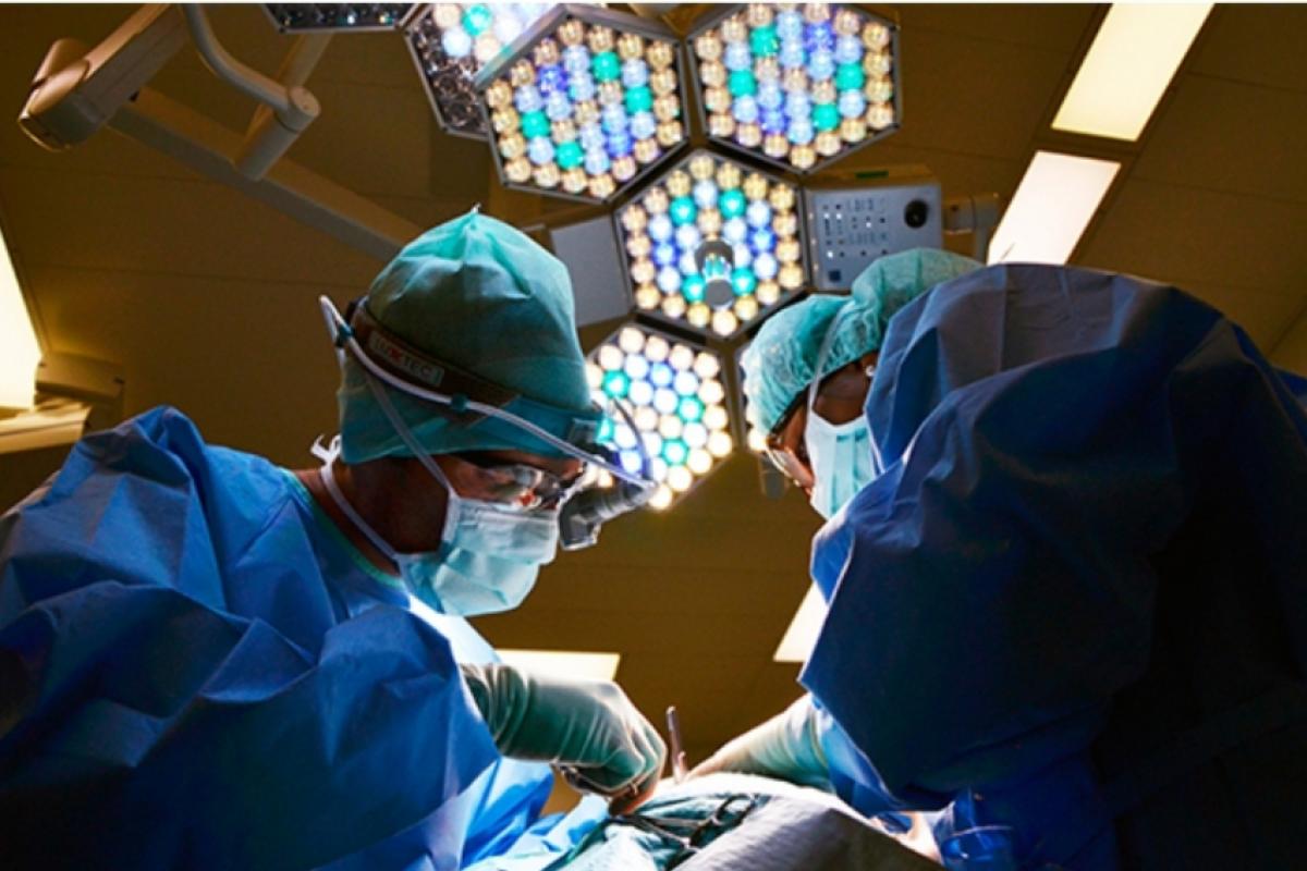 Homem sofreu complicações graves, incluindo sepse, e ainda caiu da maca por falta de supervisão durante internação em Campinas.