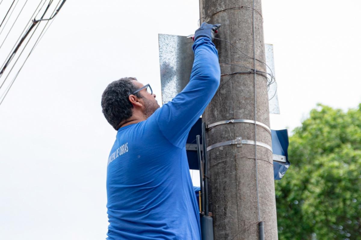 Placas irregulares foram retiradas
