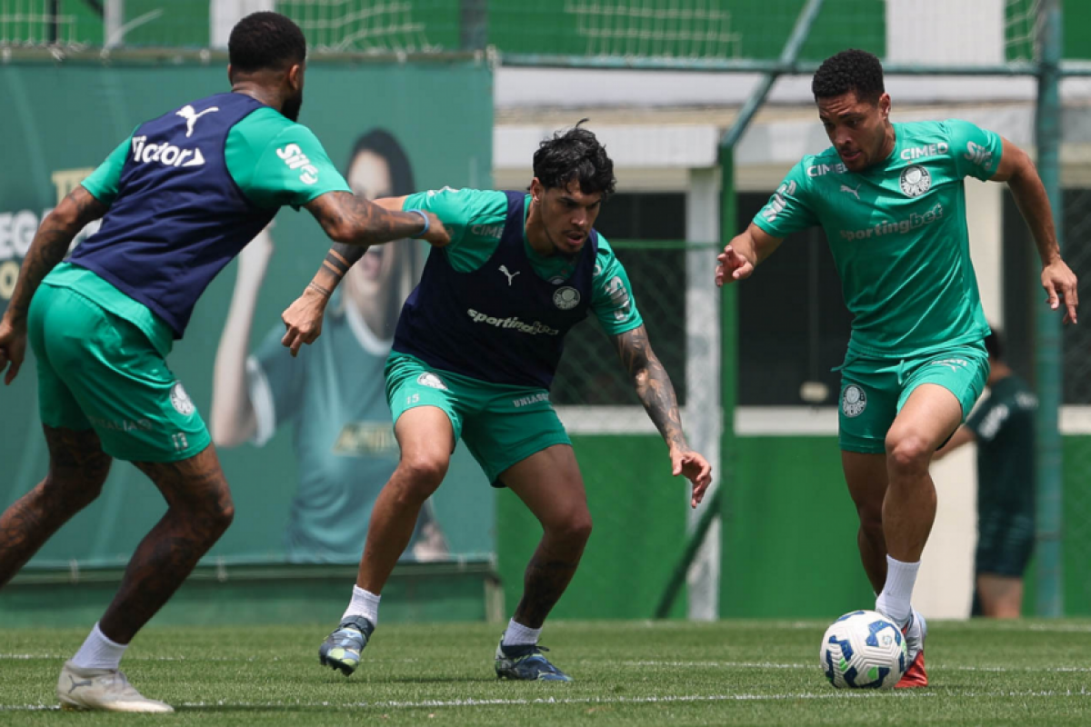 Os jogadores Gustavo Gómez e Vitor Roque, do Palmeiras, durante treinamento, na Academia de Futebol, nesta terça-feira, 4