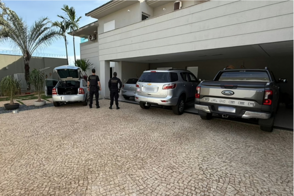  Entre os bens apreendidos estão 70 veículos e sete imóveis de alto padrão.