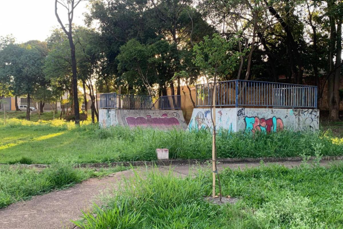 A principal reclamação é em relação à quadra esportiva, que está com os alambrados danificados e sem as cestas de basquete
