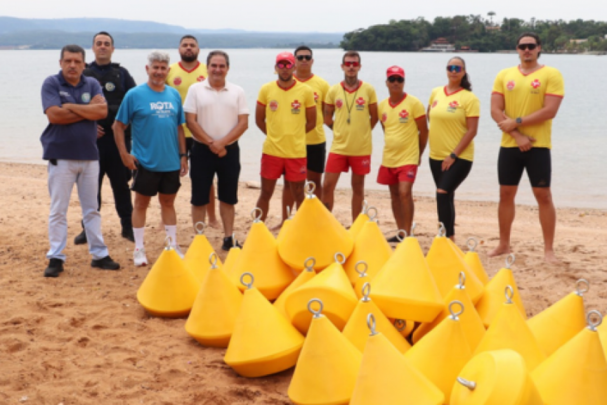 Guarda-vidas do município fizeram a instalação das boias