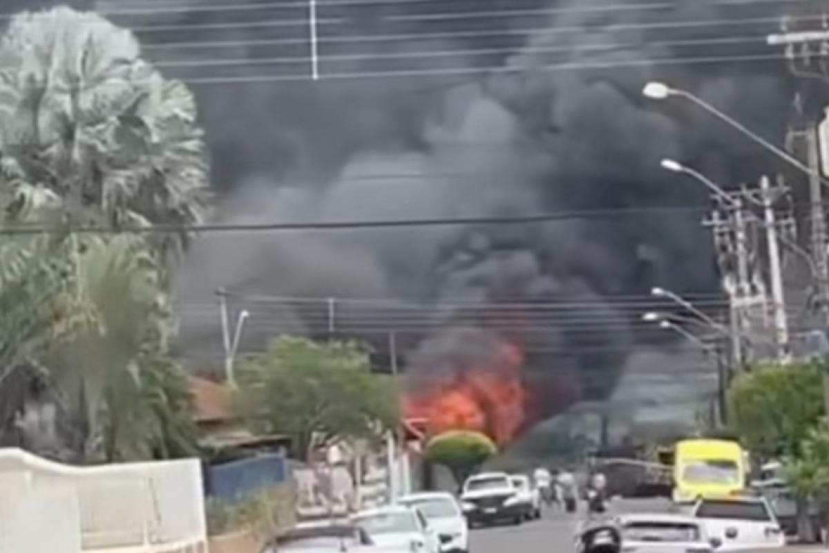 O trecho ficou isolado para o combate do fogo pelo Corpo de Bombeiros. 