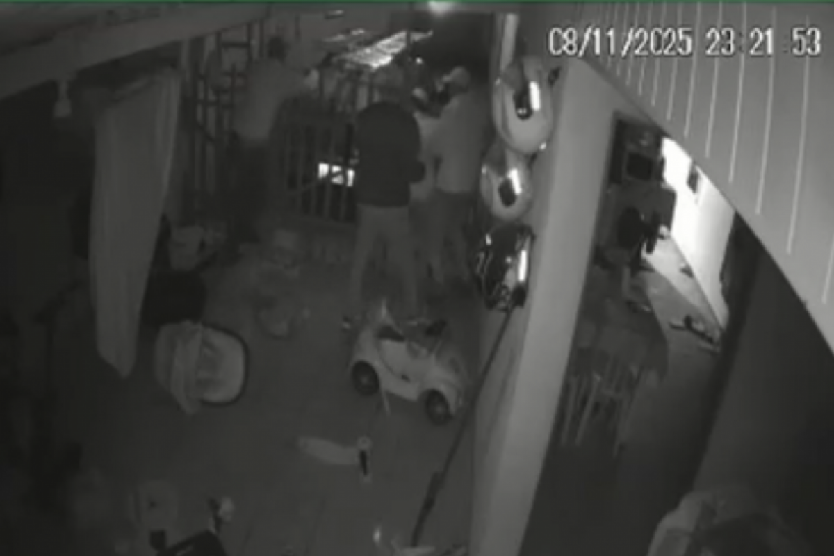 Criminosos dentro da casa do eletricista  