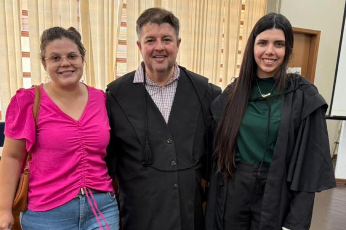 Estagiária Rafaela Oliveira ao lado dos advogados Roger Fortes e Eduarda Pantaroto durante sessão do Tribunal do Júri em Birigui