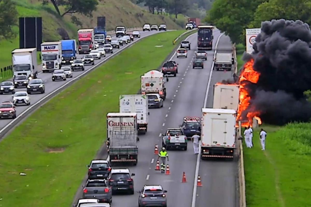 Caminhão refrigerado pegou fogo e interditou totalmente a pista Norte do anel viário Magalhães Teixeira, em Valinhos.