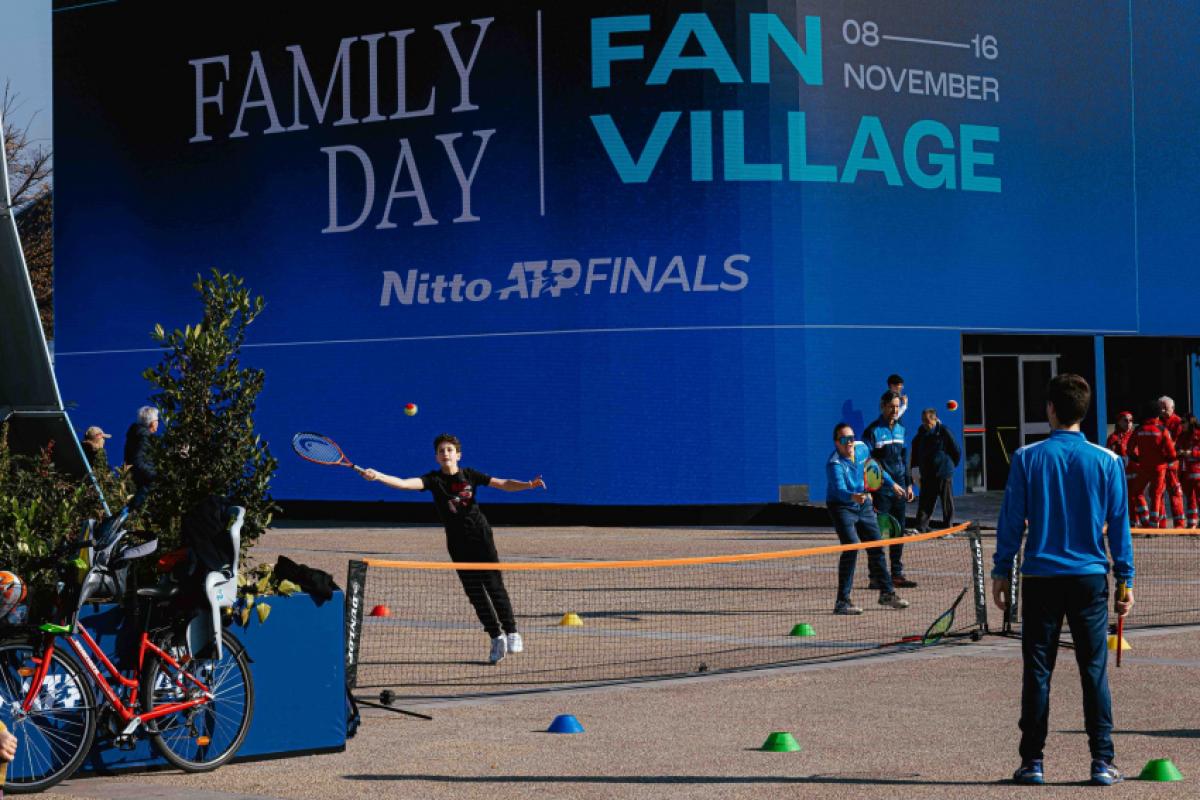 O primeiro mal súbito aconteceu na área destinada a torcedores, conhecida como Fan Village, localizada nas imediações da arena