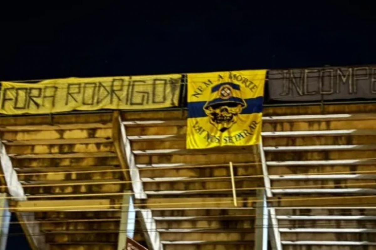 Faixas de protestos no estádio Adhemar de Barros