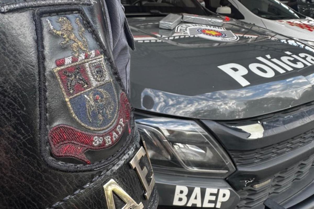 Foram apreendidos dois tijolos de maconha totalizando 1,385 kg